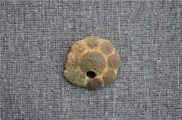 沙井文化--龟壳形铜牌饰